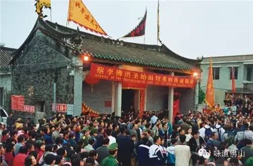 BJL平台-社会阅历上升了 官方美女主持的衣着品味